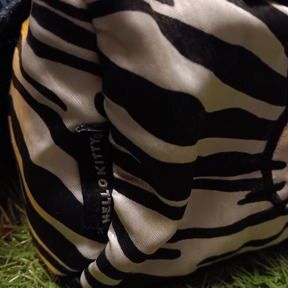 Hello Kitty Silky Purse comes with 2 Hello Kitty Sheet Masks. - Picture 3 of 5